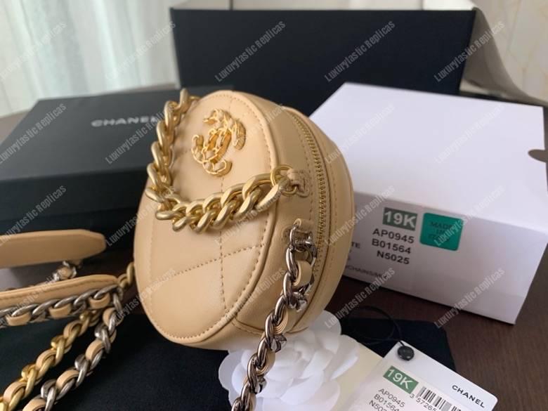 Ch*el 19 clutch with chain beige