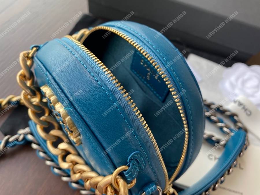 Ch*el 19 clutch with chain blue