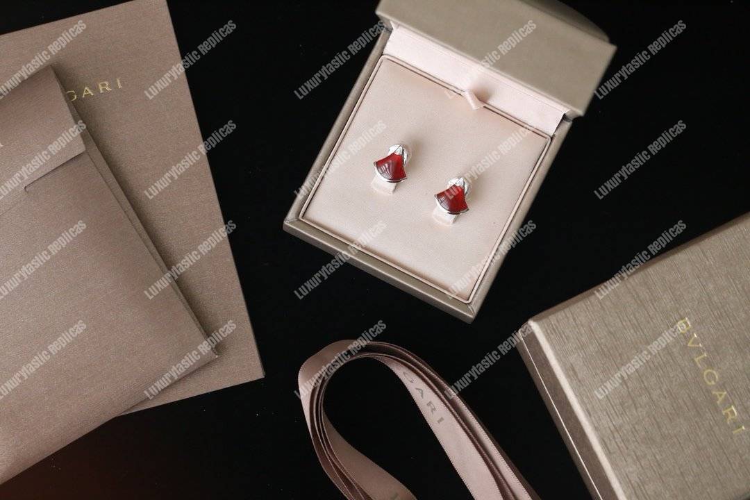 B*l*ai divas’ dream 2 diamonds earrings red