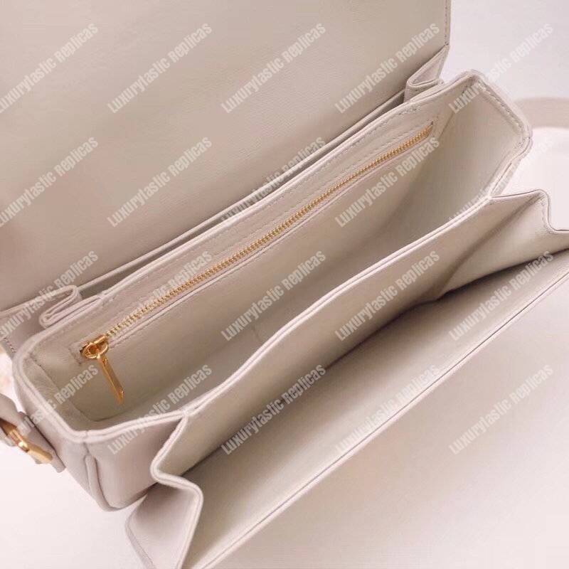 Ce**e medium triomphe bag in shiny calfskin white