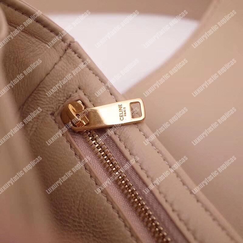 Ce**e medium triomphe bag in shiny calfskin nude