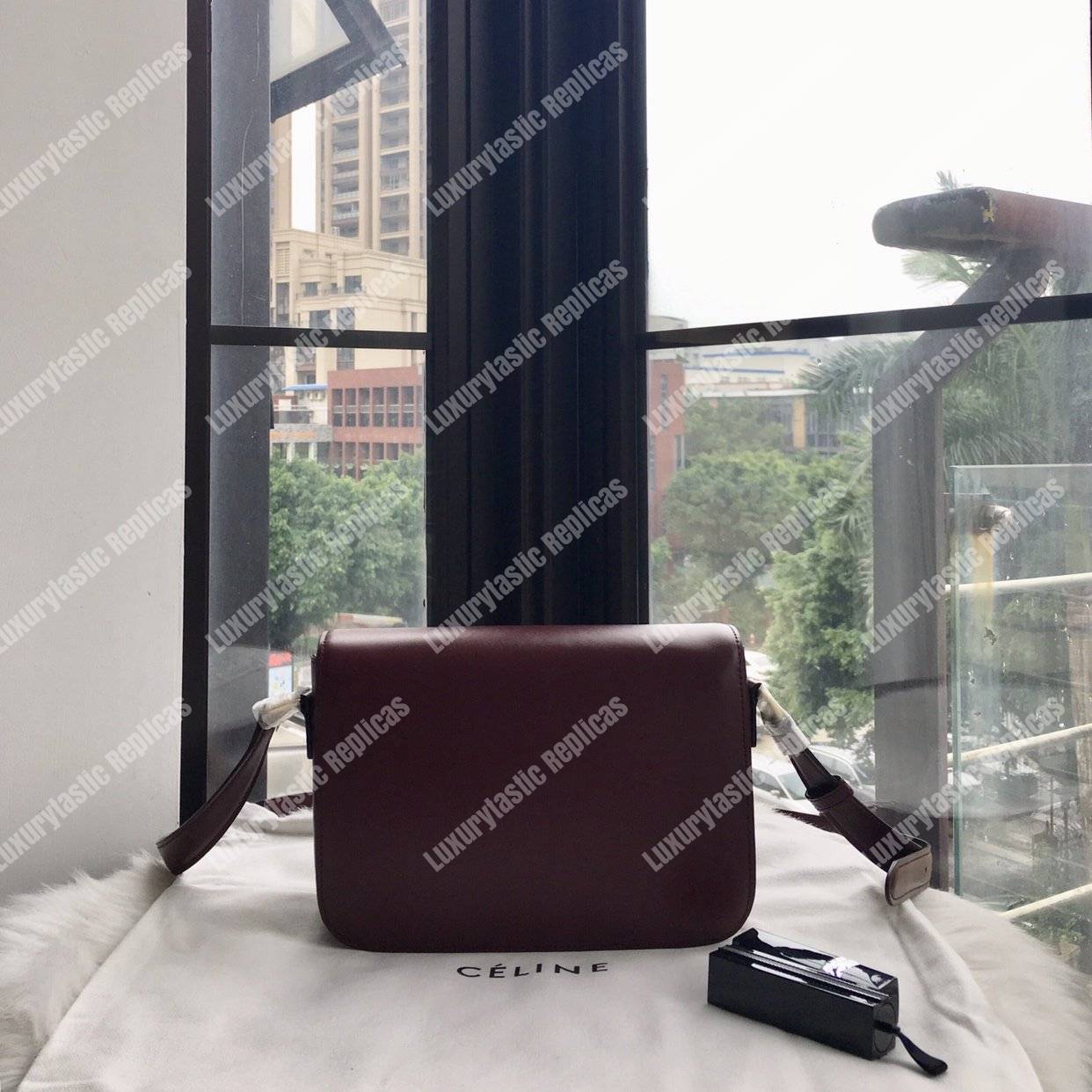 Ce**e medium triomphe bag in shiny calfskin burgundy