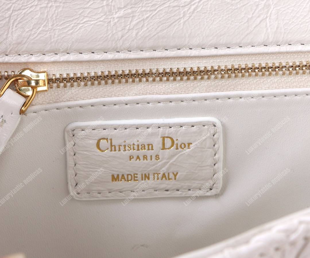 D*or wavy-effect 30 montaigne bag with chain white