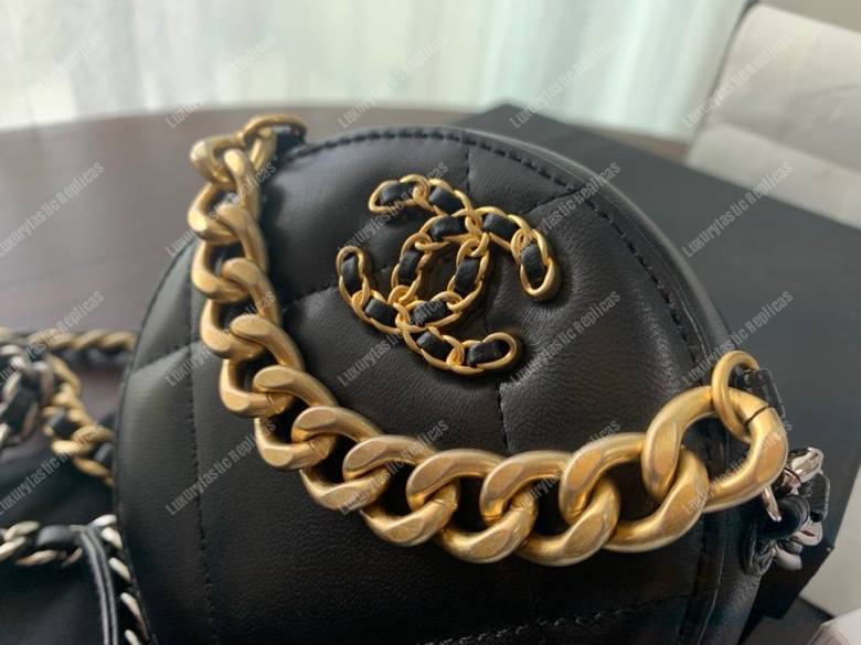 Ch*el 19 clutch with chain black