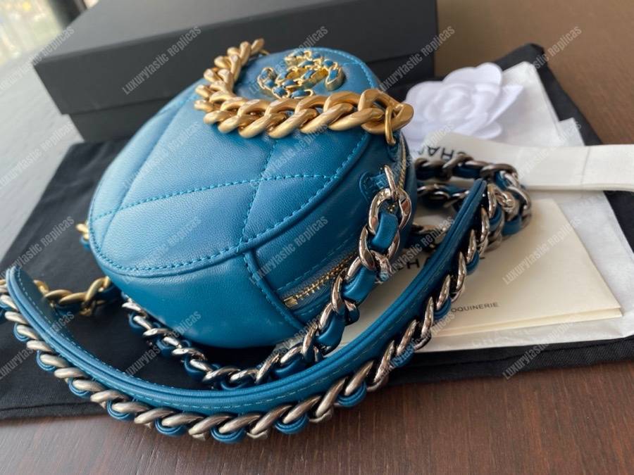 Ch*el 19 clutch with chain blue