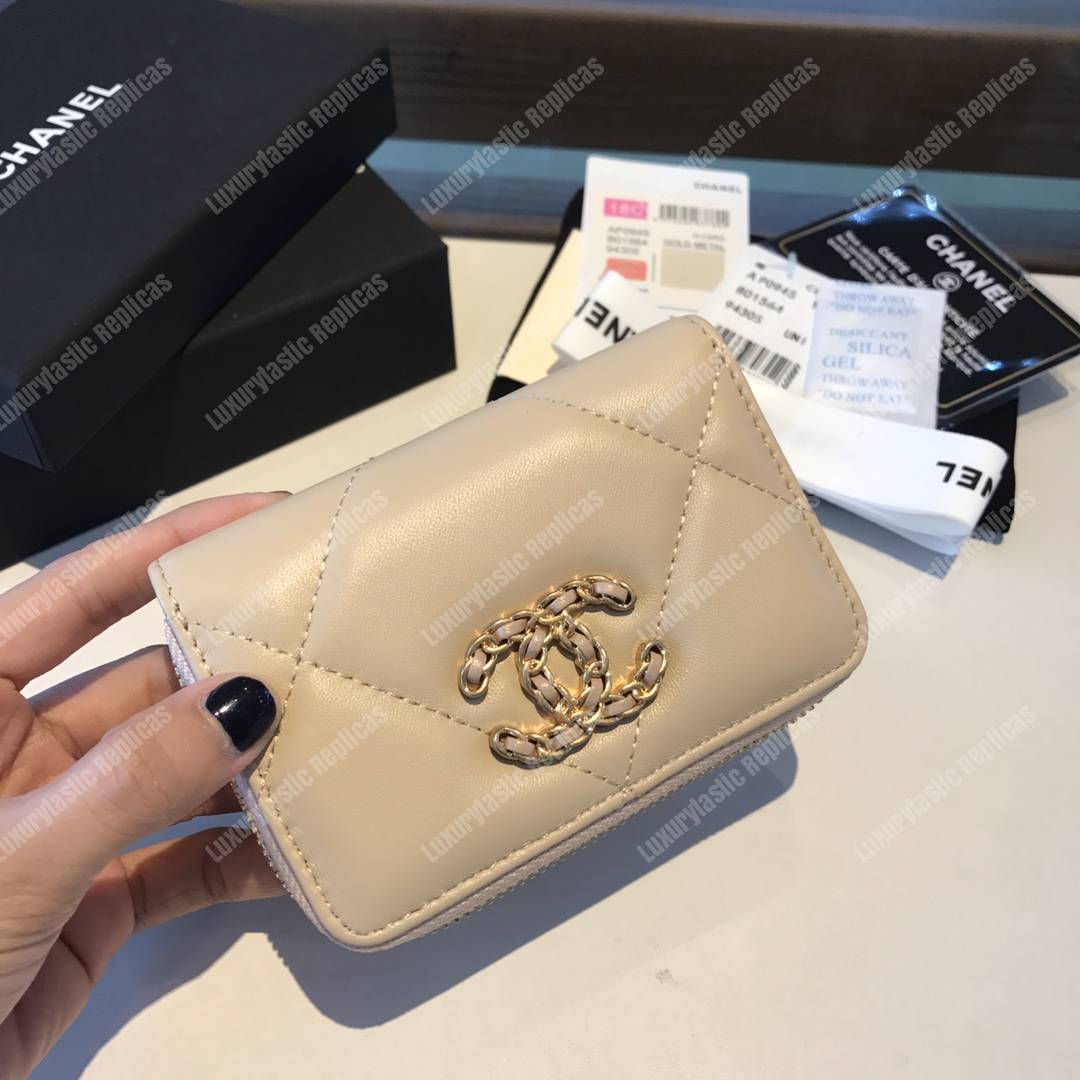 Ch*el 19 zipped coin purse light beige