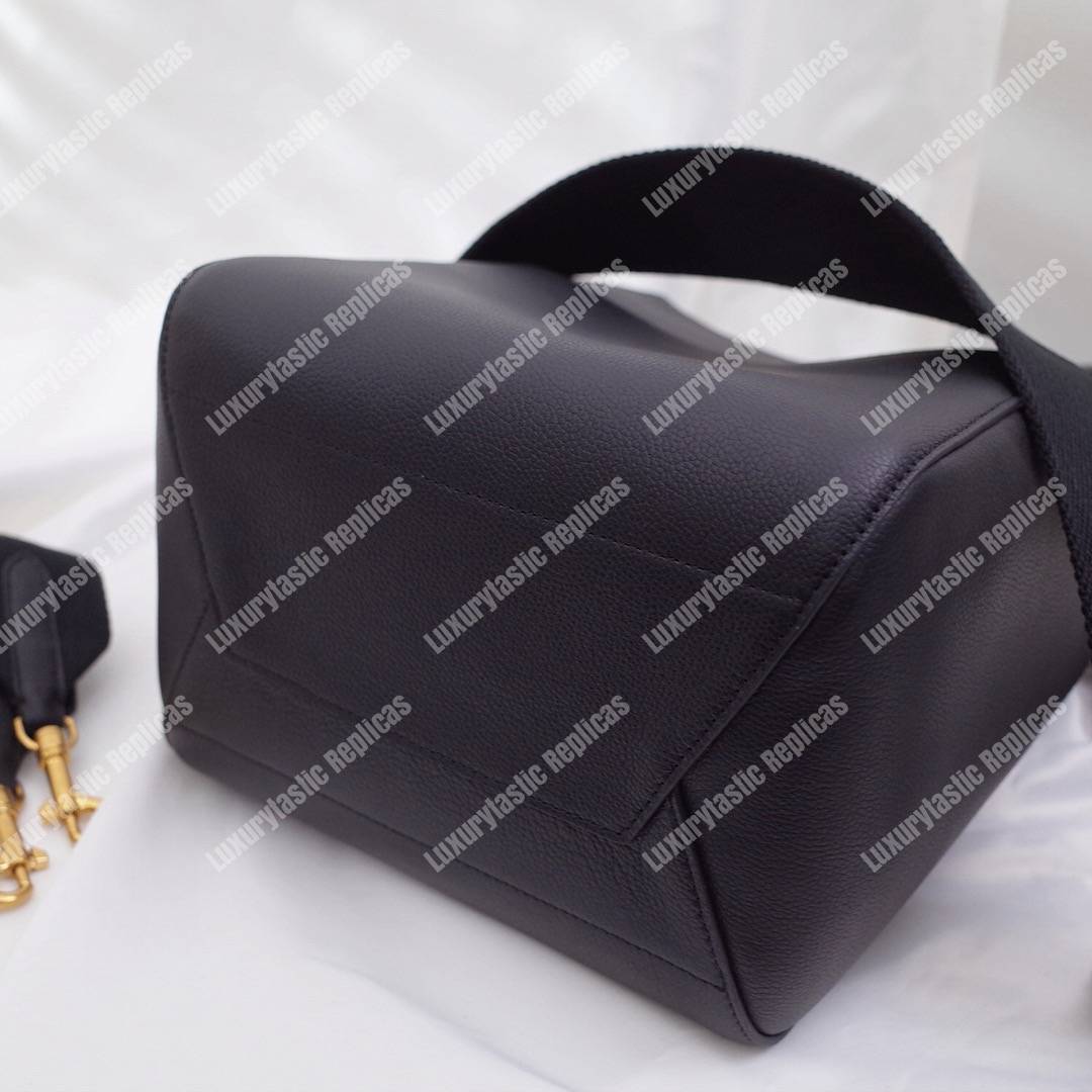 Ce**e sangle bucket bag in soft grained calfskin black