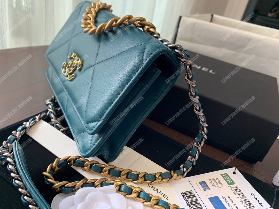 Ch*el 19 wallet on chain turquoise