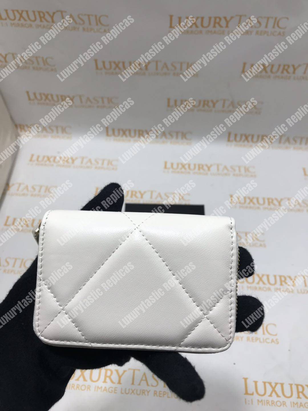 Ch*el 19 zipped coin purse white