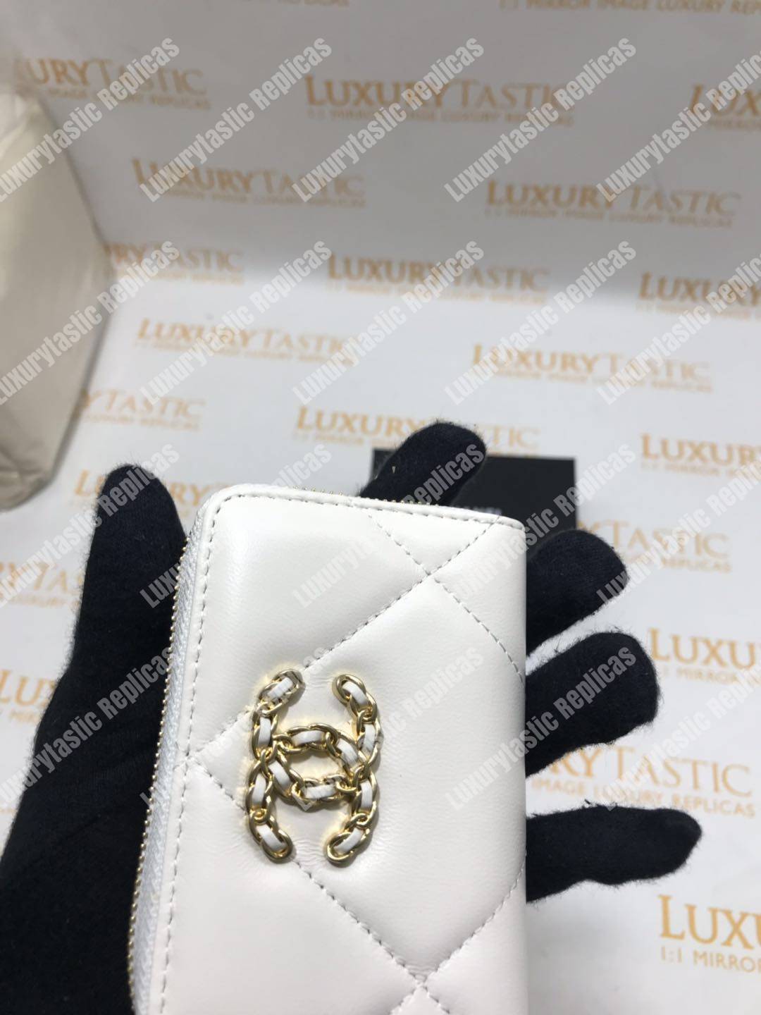 Ch*el 19 zipped coin purse white