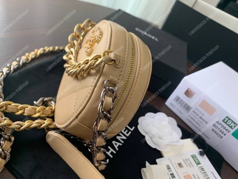 Ch*el 19 clutch with chain beige