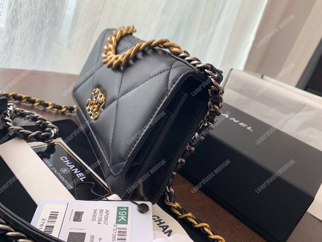 Ch*el 19 wallet on chain black