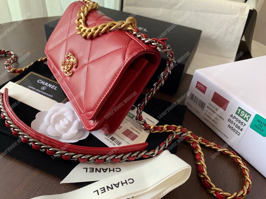 Ch*el 19 wallet on chain red