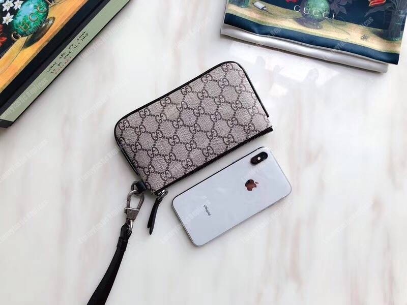 G*u*i tiger print gg sup*e cellphone pouch