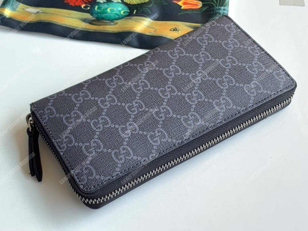 G*u*i gg sup*e zip around wallet with wolf