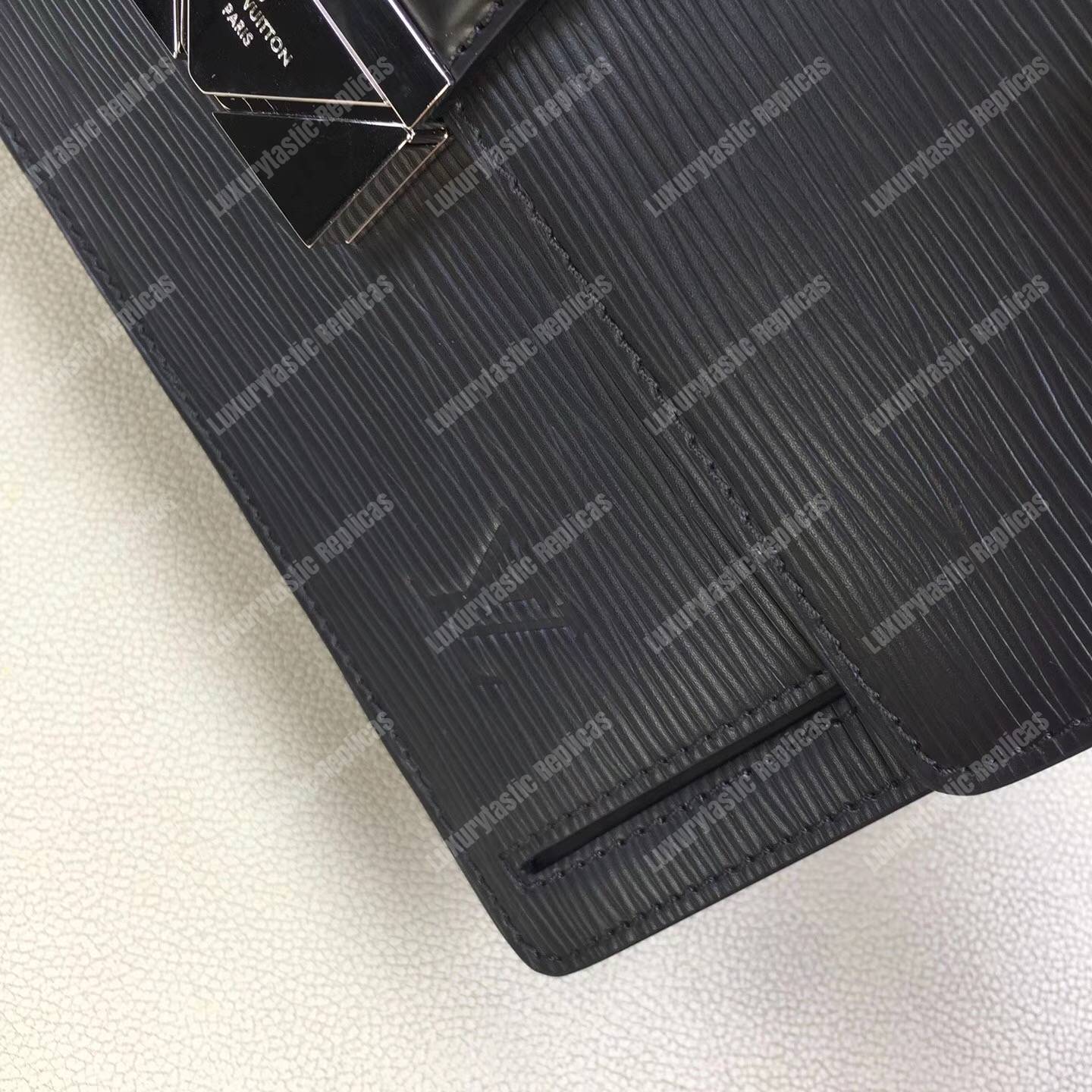 LV Clutch Thames Epi Leather