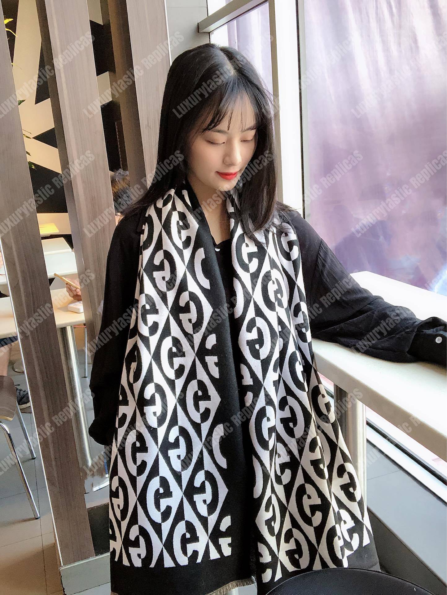 G*u*i g rhombus lamé wool jacquard stole white black
