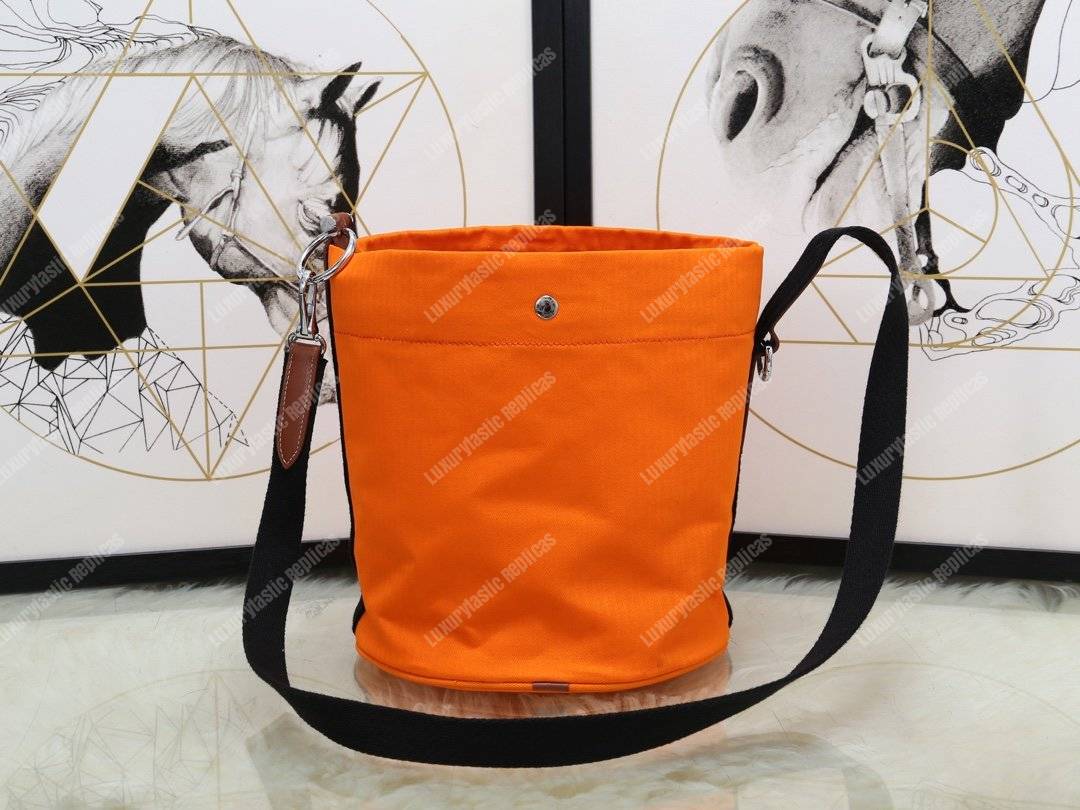 H**mes grooming bag orange palladium-plated hardware