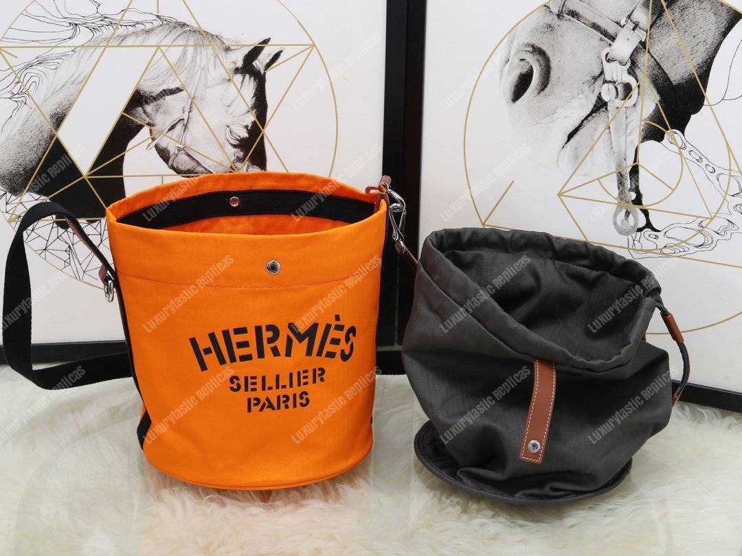 H**mes grooming bag orange palladium-plated hardware