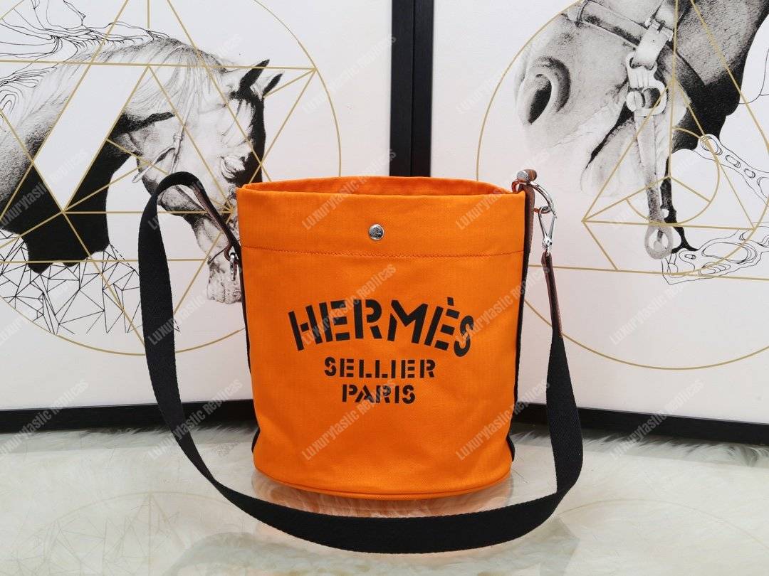H**mes grooming bag orange palladium-plated hardware