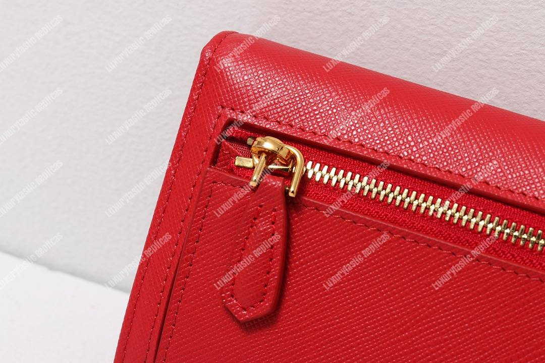 Pra*a leather wallet red