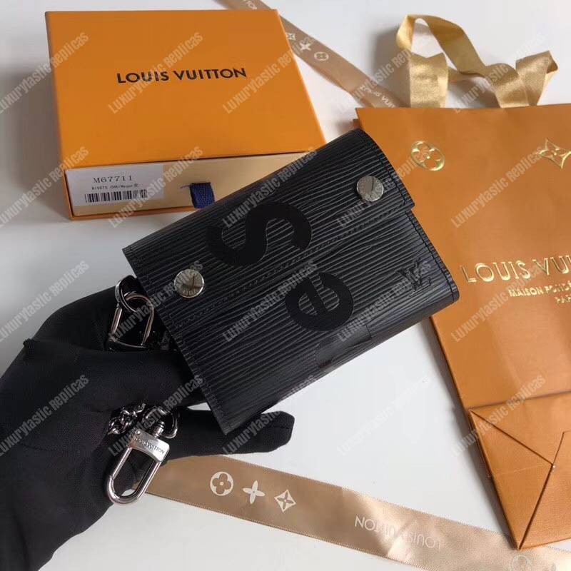 l**is V*t*n x sup*e rivets chain wallet epi canvas black