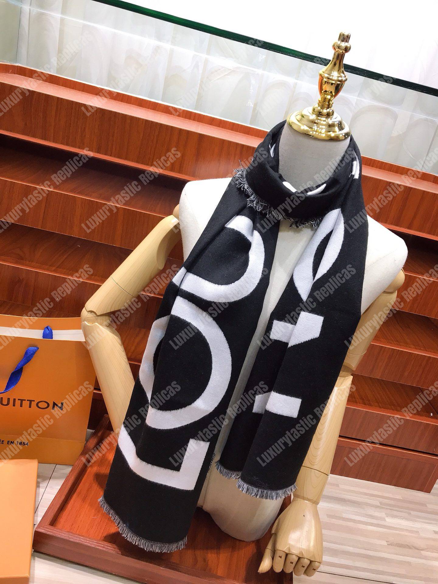 lv team L**is scarf noir
