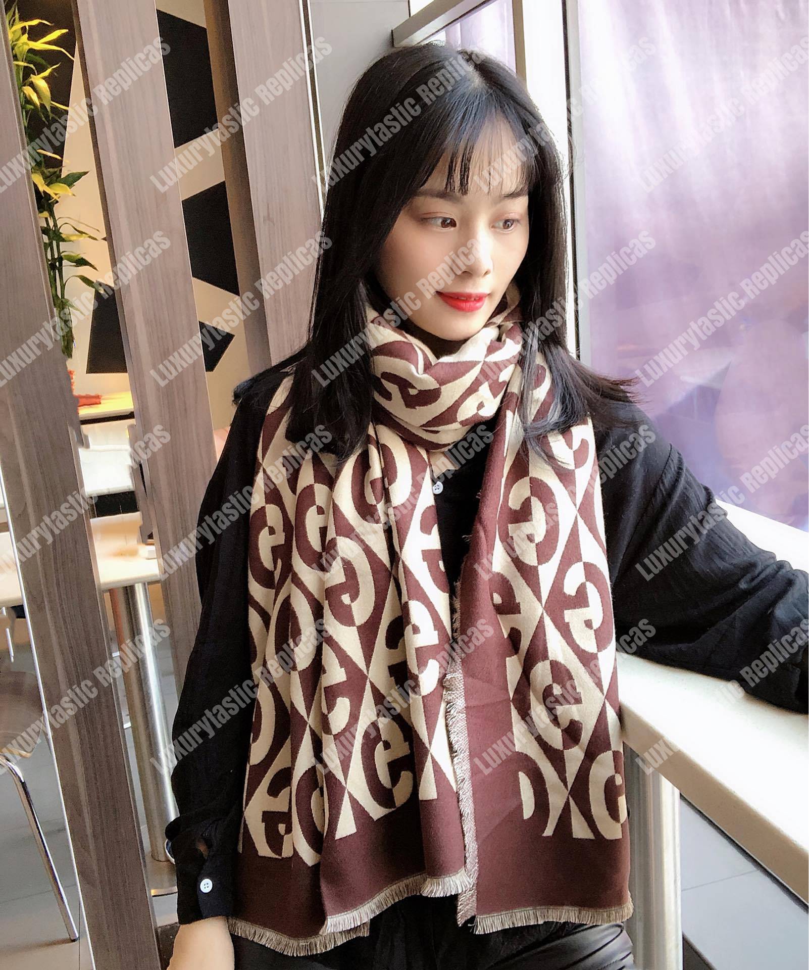 G*u*i g rhombus lamé wool jacquard stole brown white