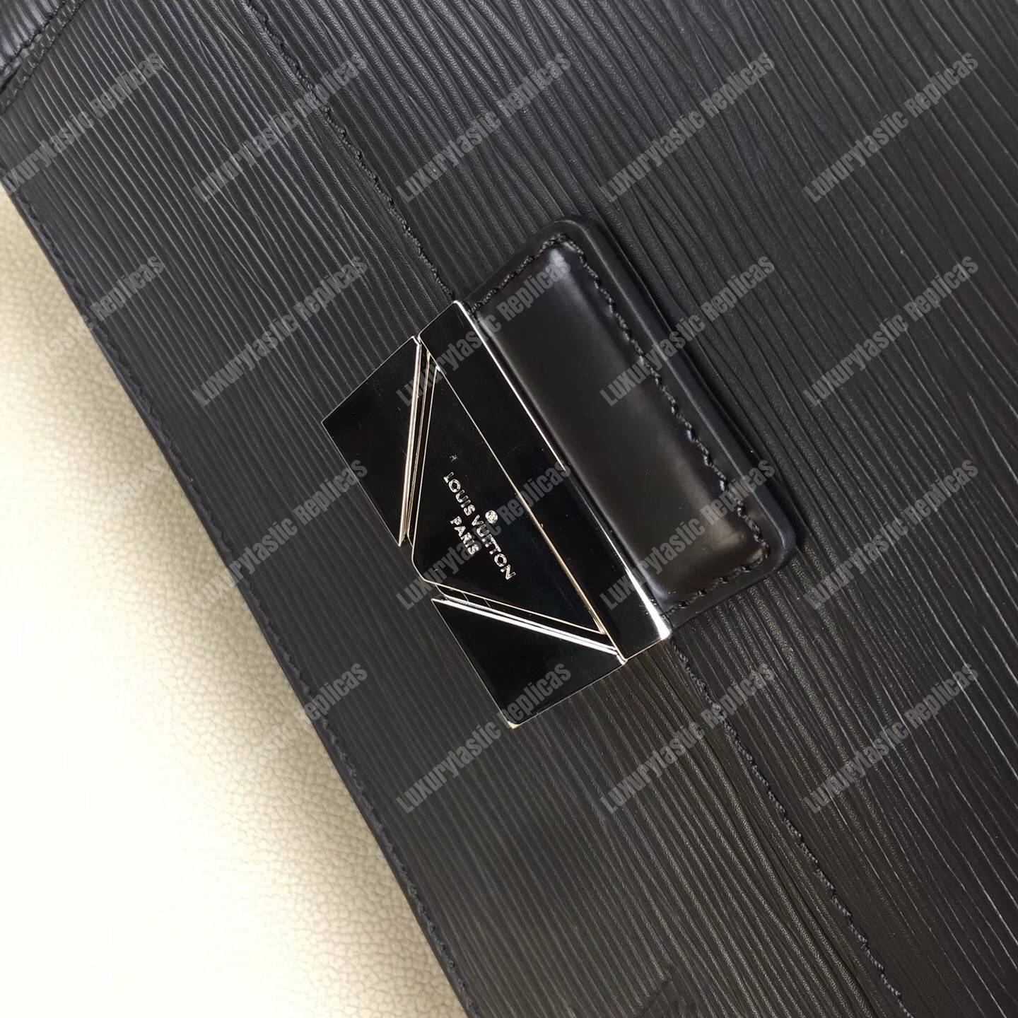 LV Clutch Thames Epi Leather