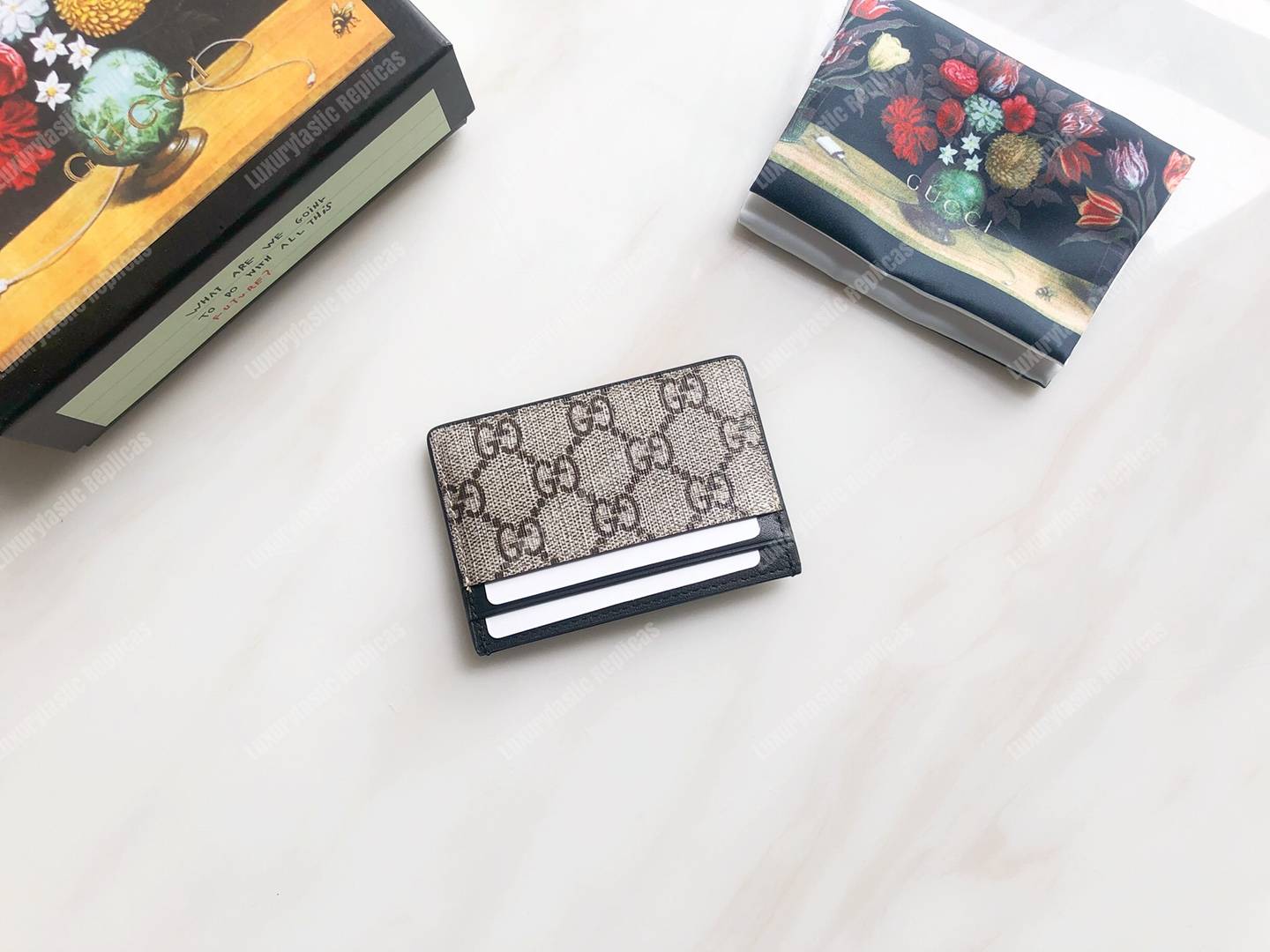 G*u*i bee print gg sup*e card case