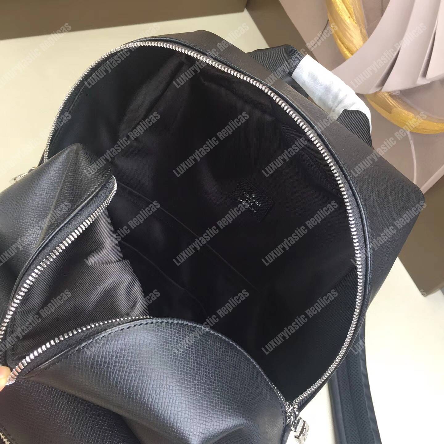 LV Discovery Backpack PM Taiga Leather Noir