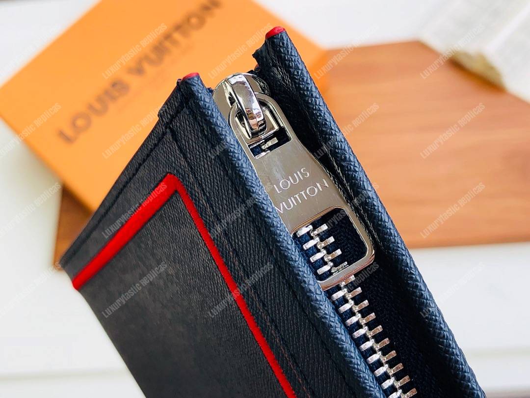 LV Pochette Voyage MM Taiga Leather Bleu marine