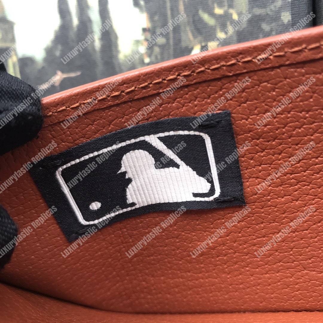 G*u*i card case with ny yankees patch beige
