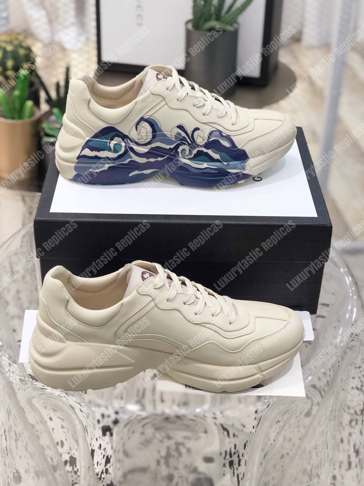 G*u*i rhyton leather sneaker with wave
