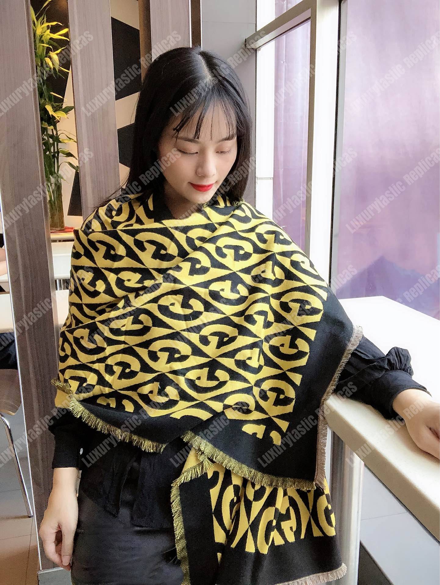 G*u*i g rhombus lamé wool jacquard stole yellow black
