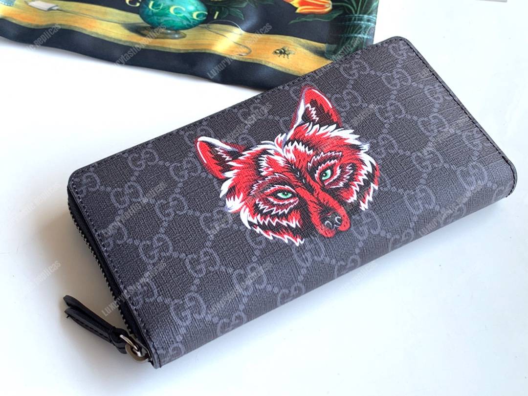 G*u*i gg sup*e zip around wallet with wolf
