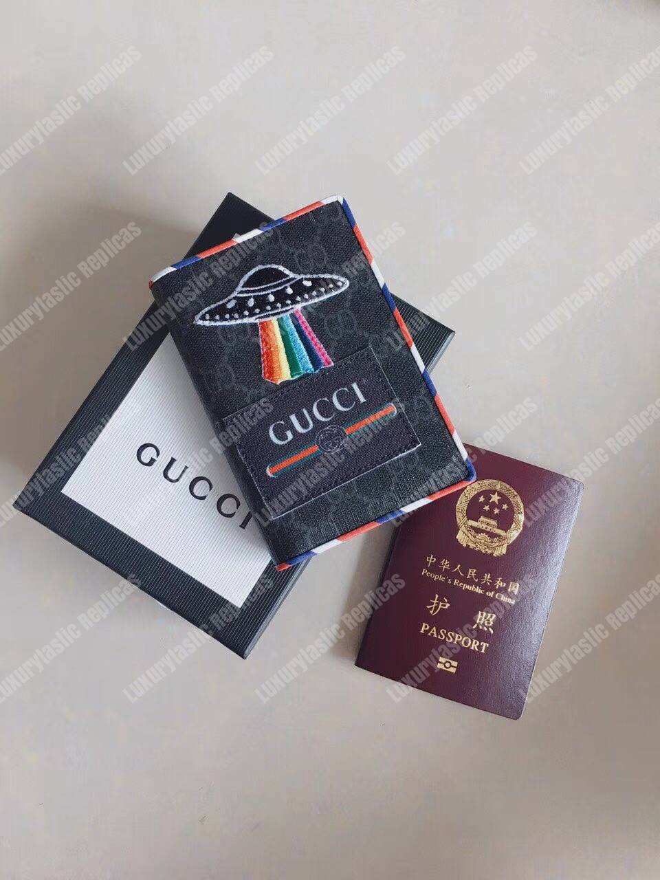 G*u*i courrier gg sup*e passport case black