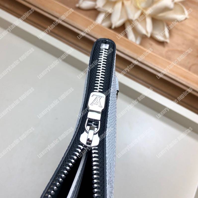 LV Discovery Pochette PM K45 Taiga Monogram