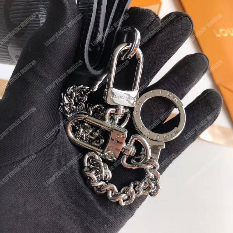 l**is V*t*n x sup*e rivets chain wallet epi canvas black