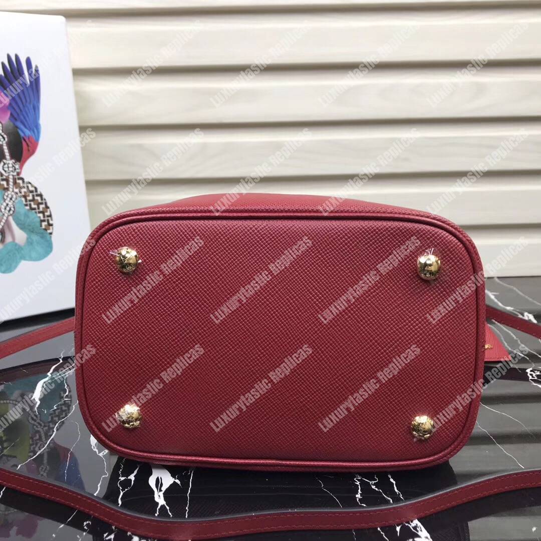 Pra*a panier medium straw bag red