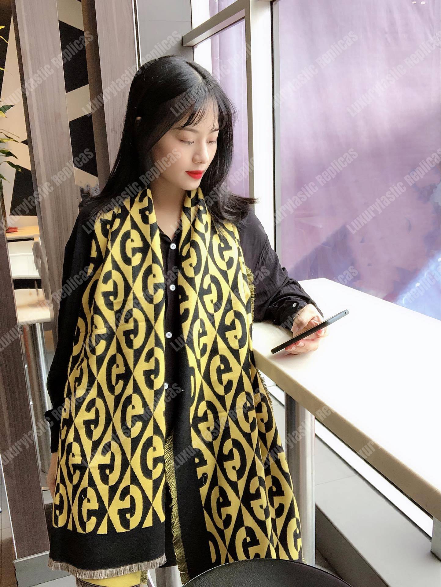 G*u*i g rhombus lamé wool jacquard stole yellow black