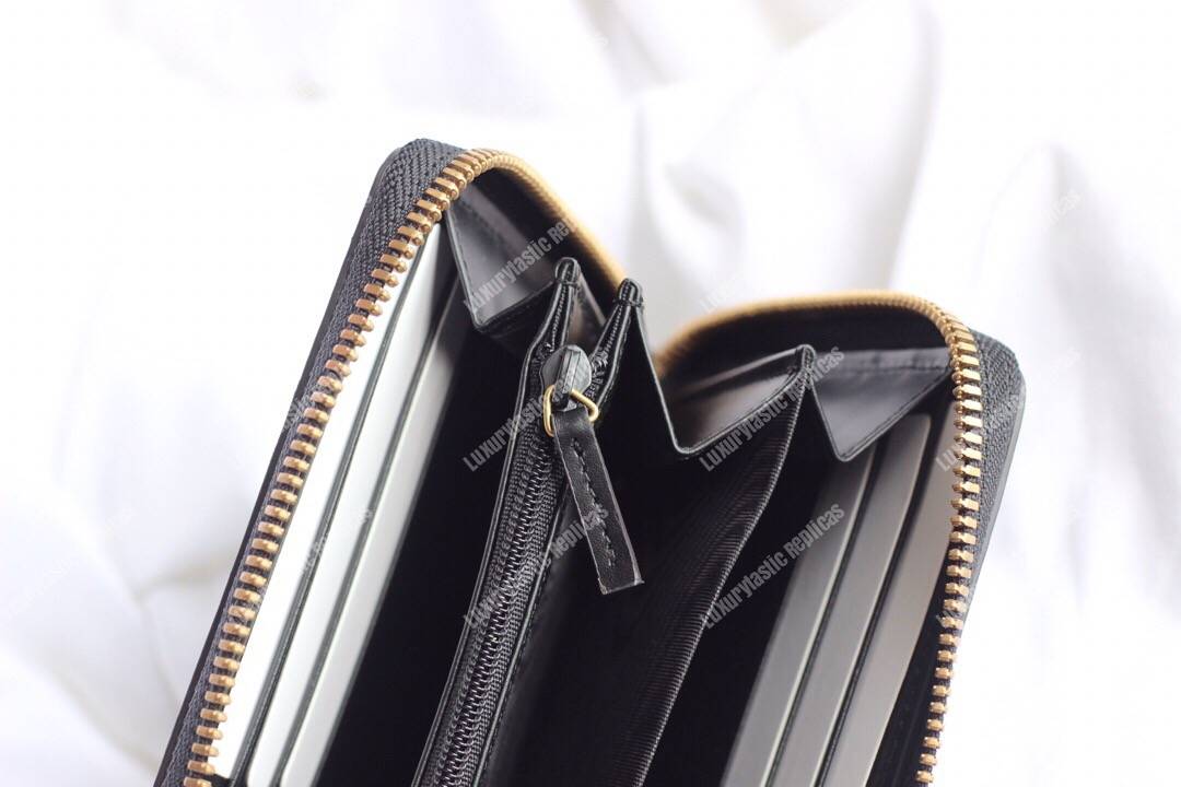 G*u*i signature zip around wallet with cat