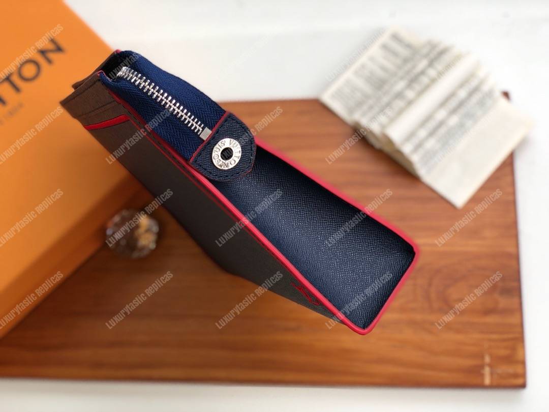 LV Pochette Voyage MM Taiga Leather Bleu marine