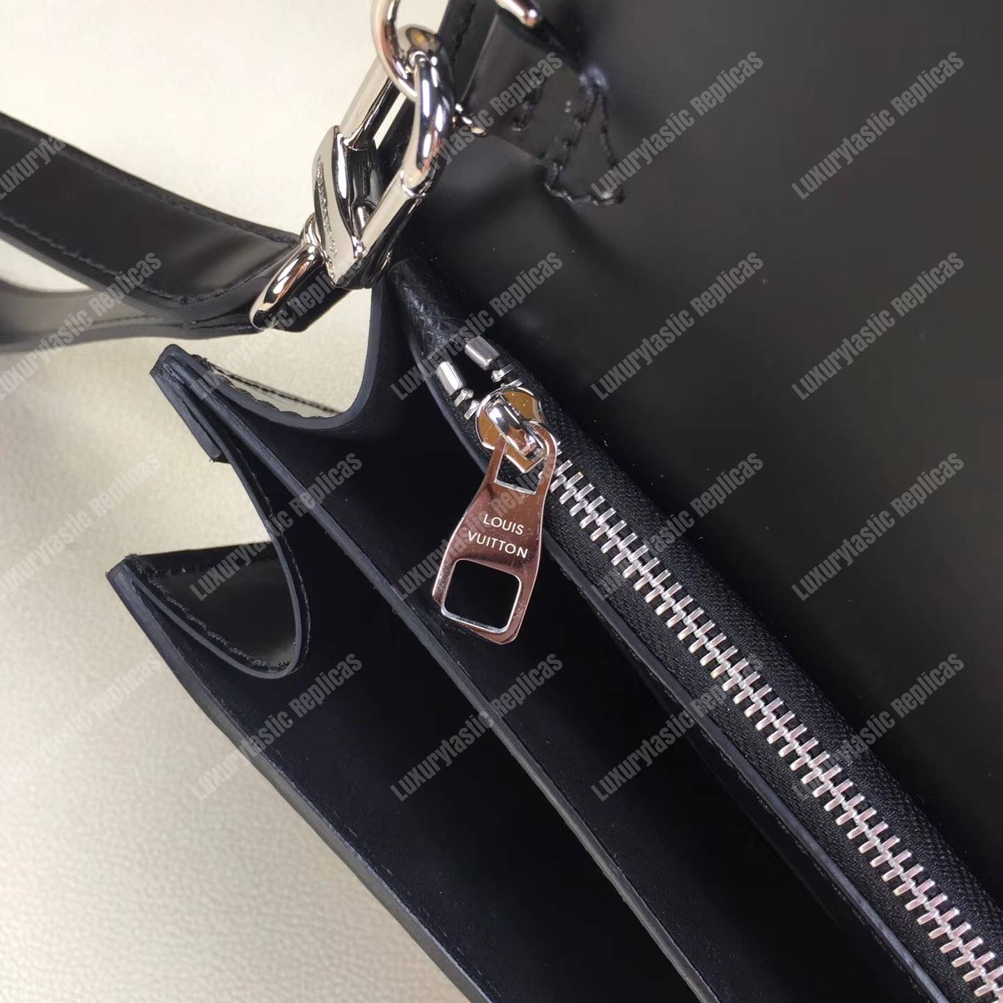 LV Clutch Thames Epi Leather