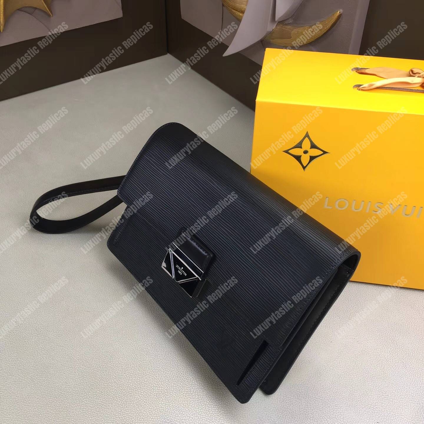 LV Clutch Thames Epi Leather