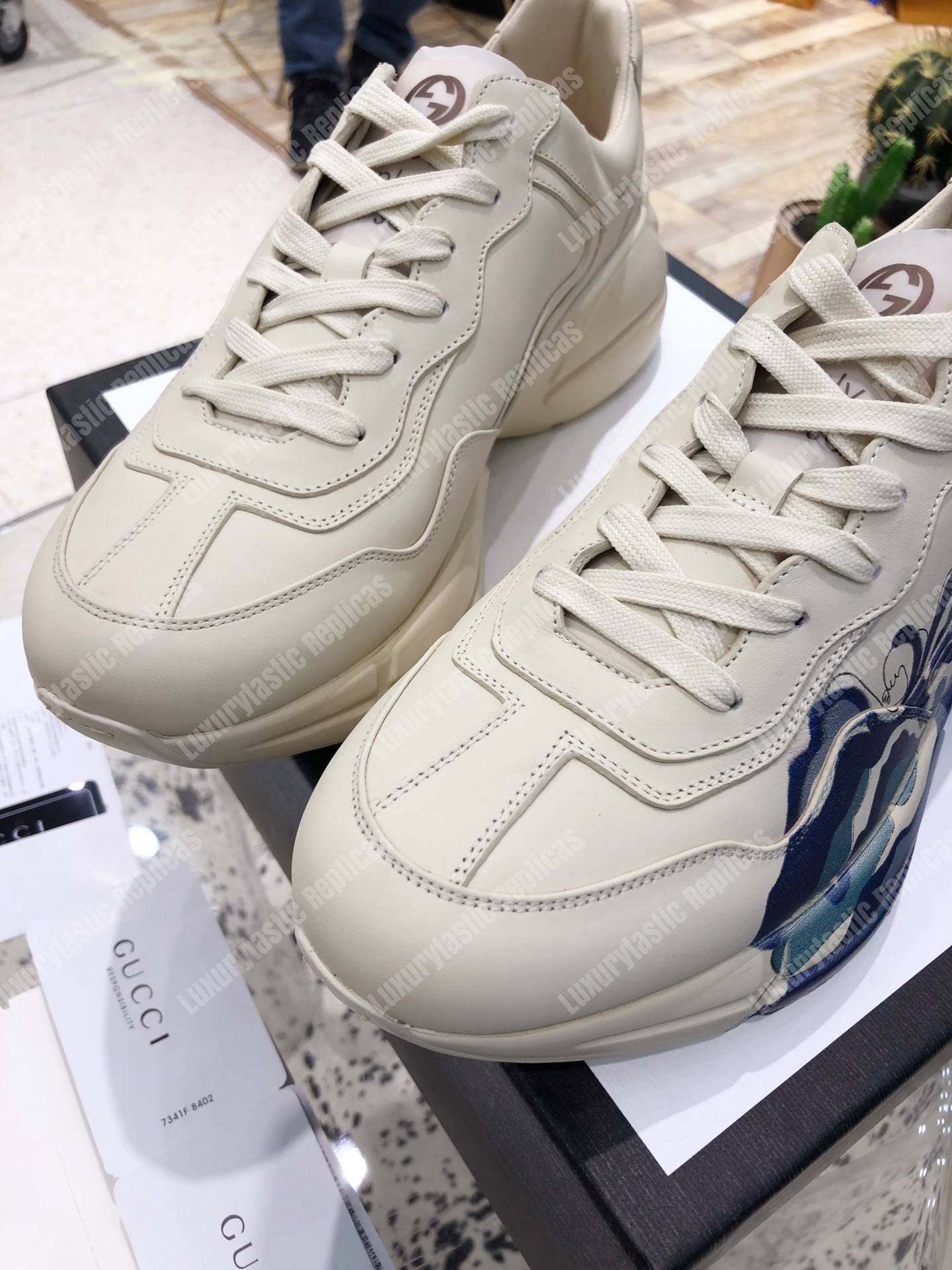 G*u*i rhyton leather sneaker with wave