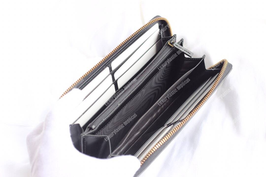 G*u*i signature zip around wallet with cat