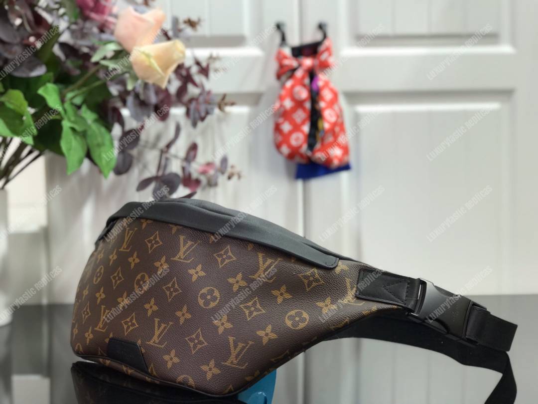 LV Discovery Bumbag Monogram Canvas