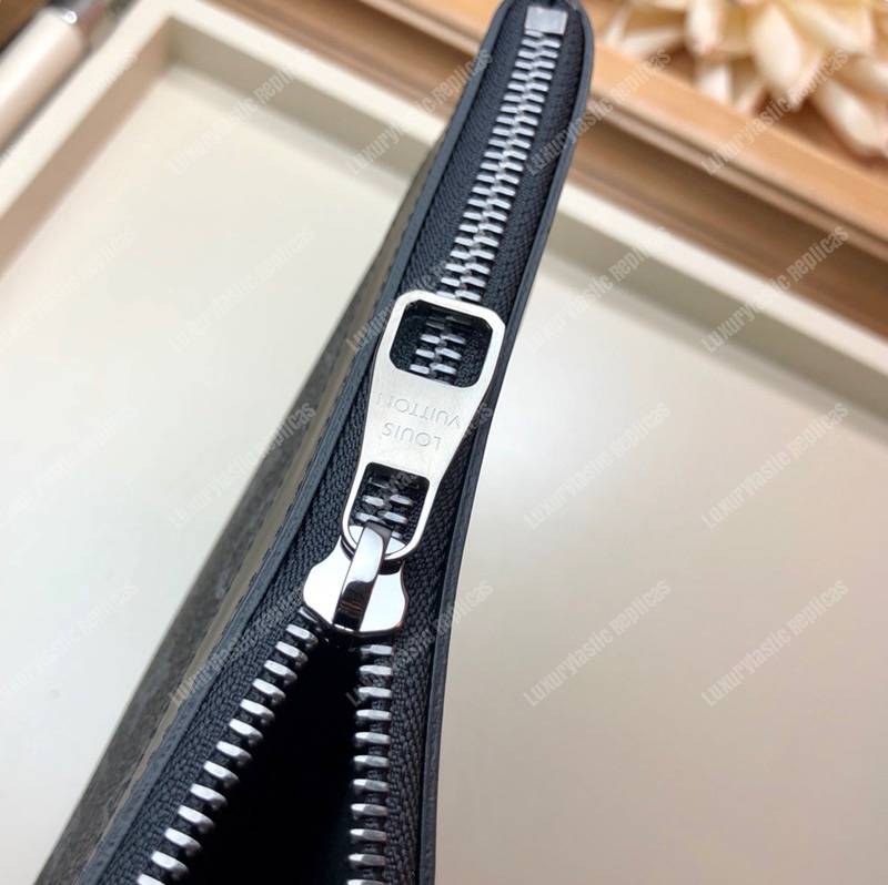 LV Discovery Pochette Monogram