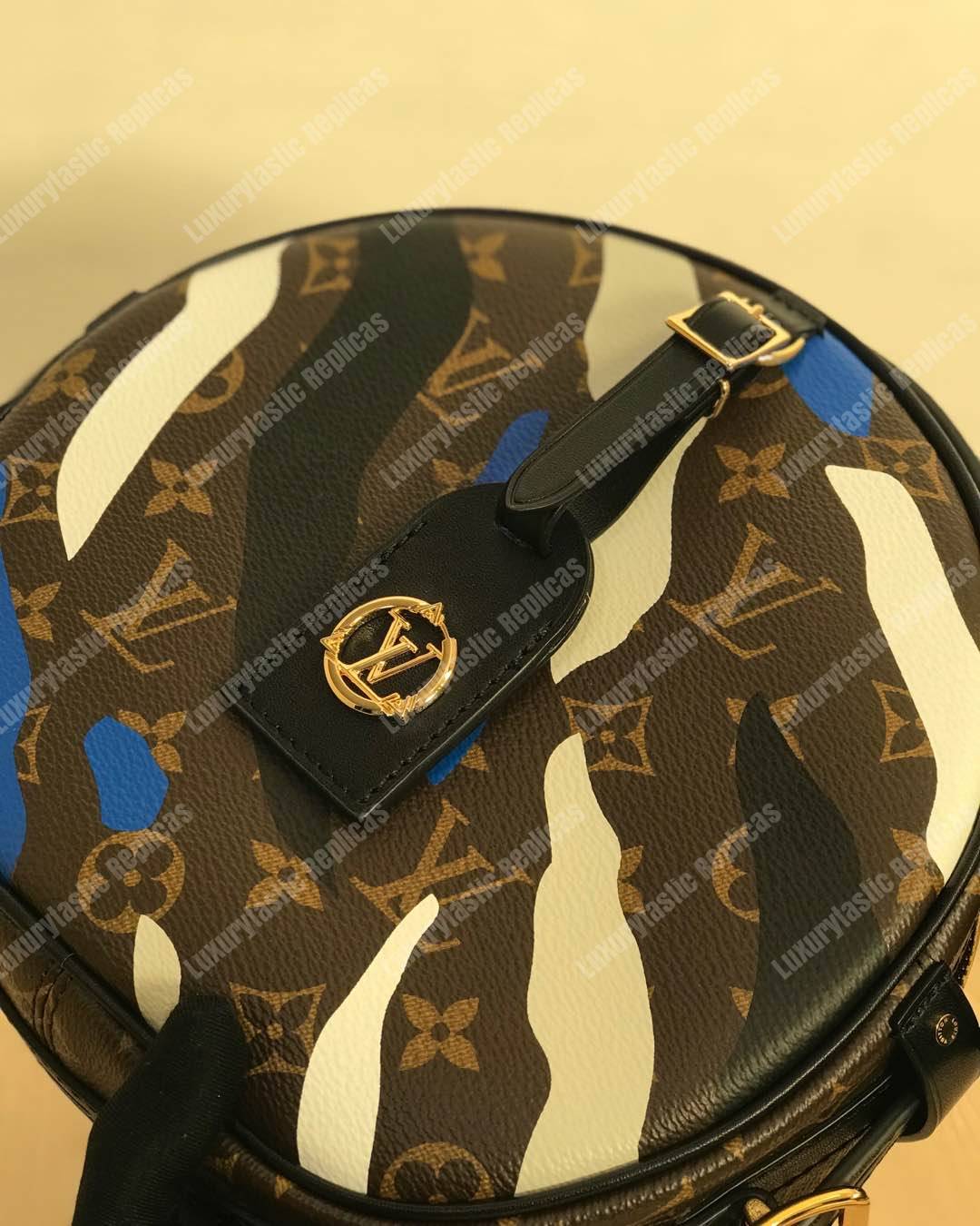 LV X LOL Boite Chapeau Souple